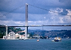 Die Ortaköy Moschee am Fuße der Bosporusbrücke in Istanbul : Brücke, Kümo
